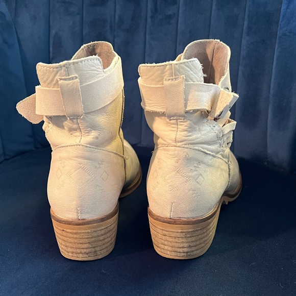 Cream suede booties - Picture 5 of 9